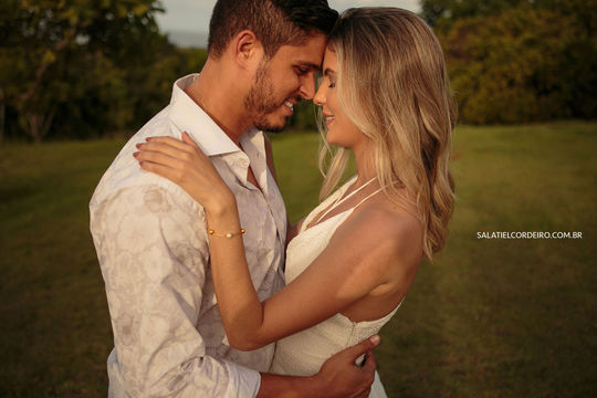 Fotos no campo do pré wedding da Bruna e do Eduardo em Recife Fotos no campo do pré wedding da Bruna e do Eduardo em Recife