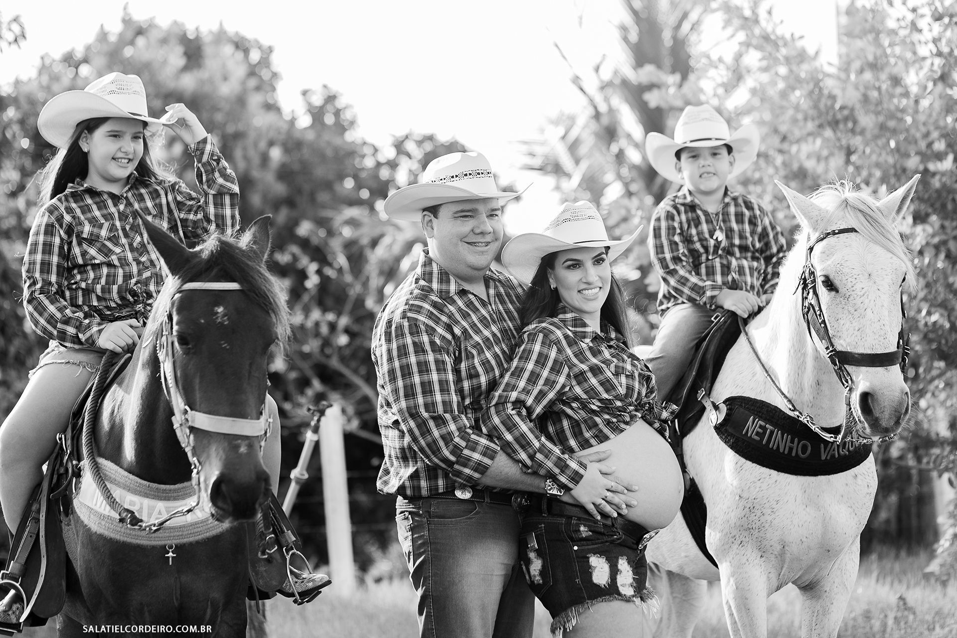 Foto Ensaio de Gestante na fazenda | Alexsandra + Neto Foto Ensaio de Gestante na fazenda | Alexsandra + Neto - Imagem 0