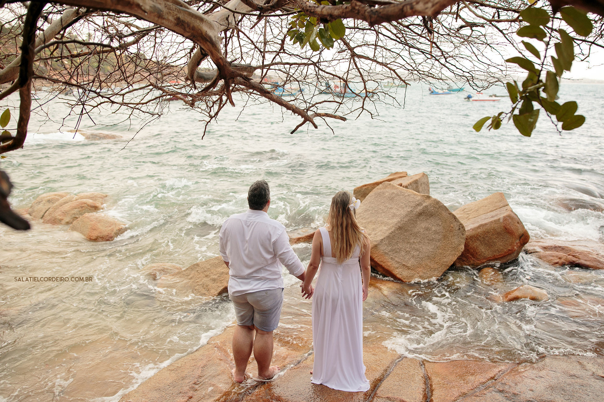 Foto Pré casamento na praia e na chuva | Larissa + Cristiano Foto Pré casamento na praia e na chuva | Larissa + Cristiano - Imagem 18