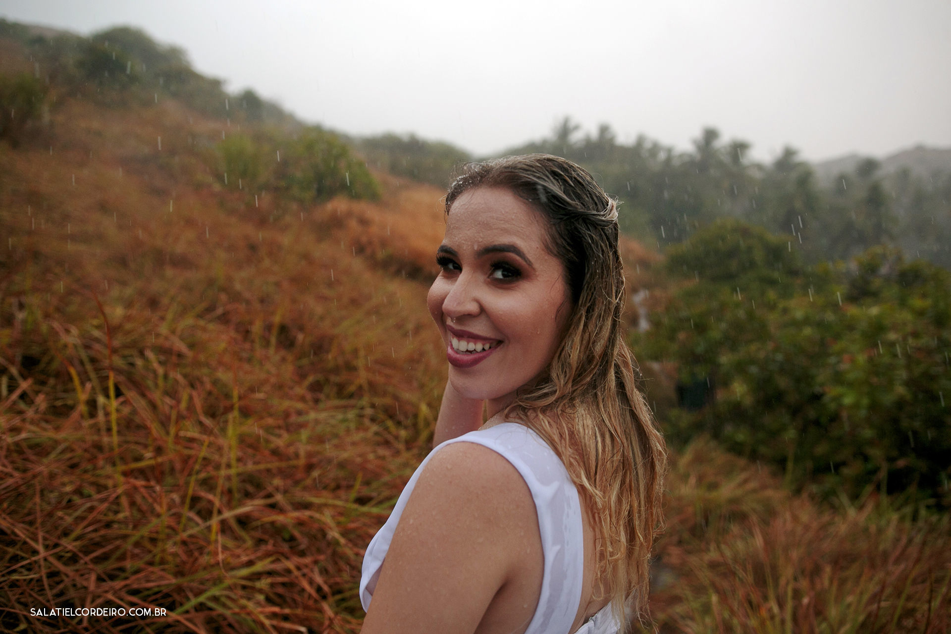 Foto Pré casamento na praia e na chuva | Larissa + Cristiano Foto Pré casamento na praia e na chuva | Larissa + Cristiano - Imagem 22
