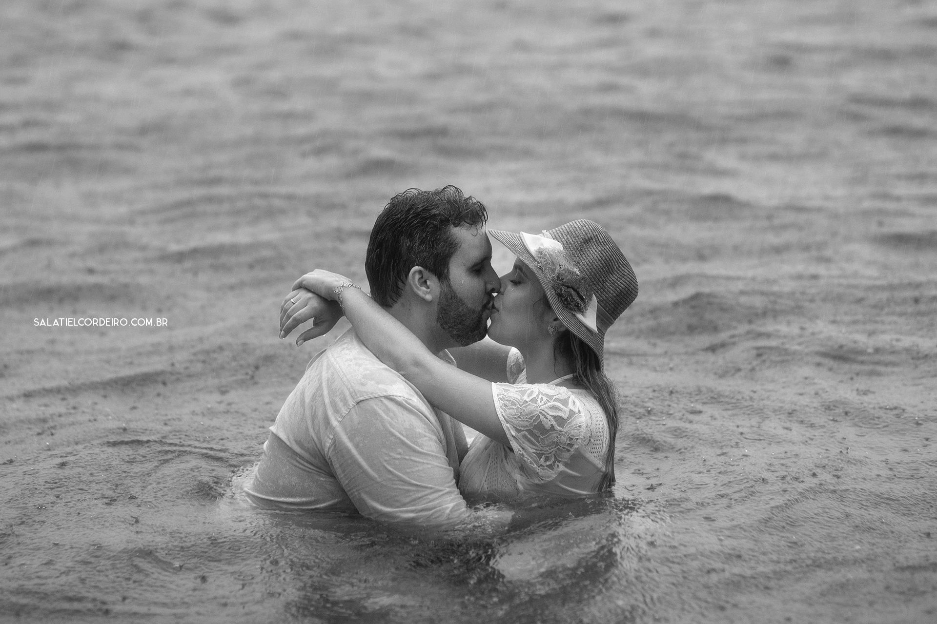 Foto Pré casamento na praia e na chuva | Larissa + Cristiano Foto Pré casamento na praia e na chuva | Larissa + Cristiano - Imagem 23