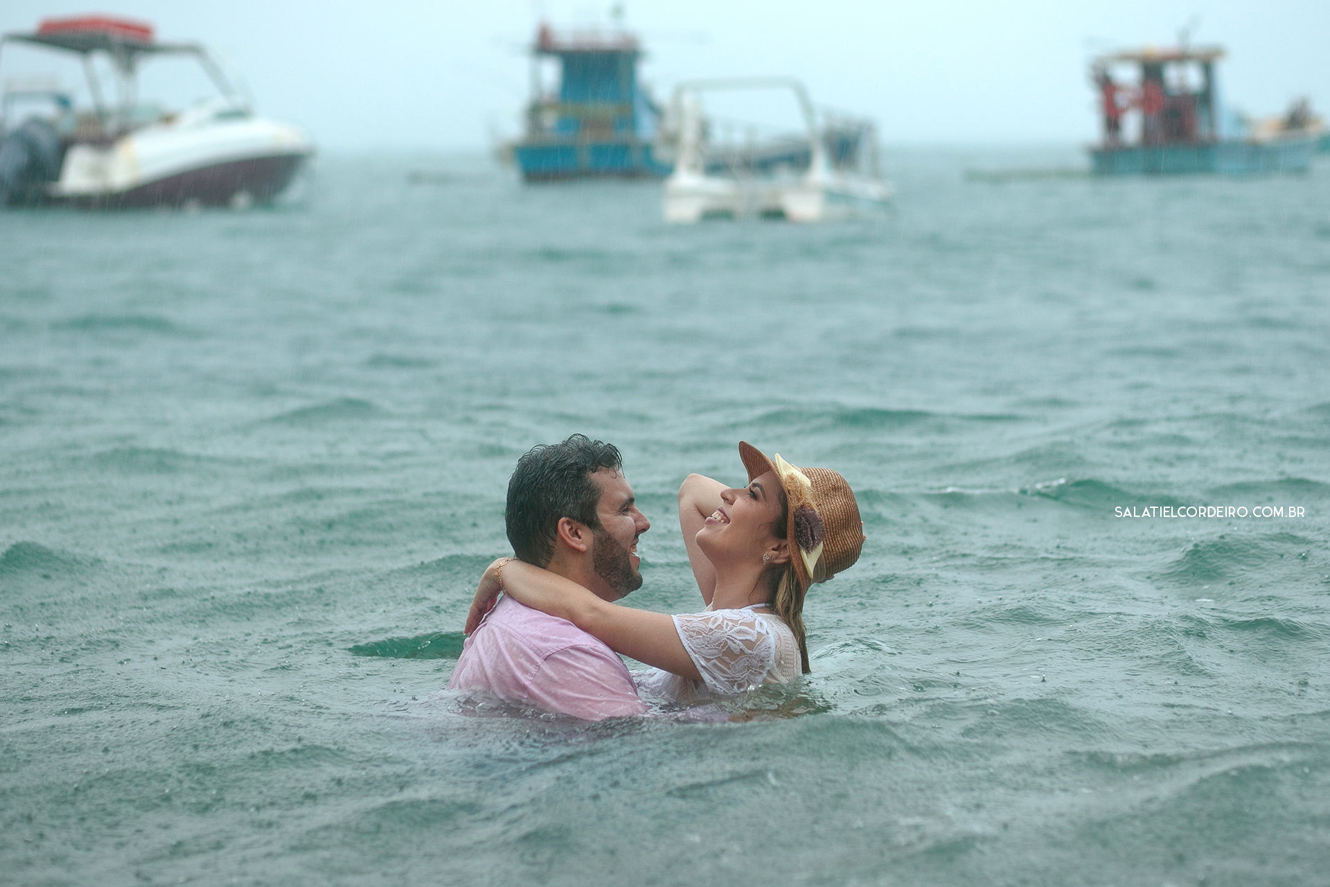 Foto Pré casamento na praia e na chuva | Larissa + Cristiano Foto Pré casamento na praia e na chuva | Larissa + Cristiano - Imagem 24