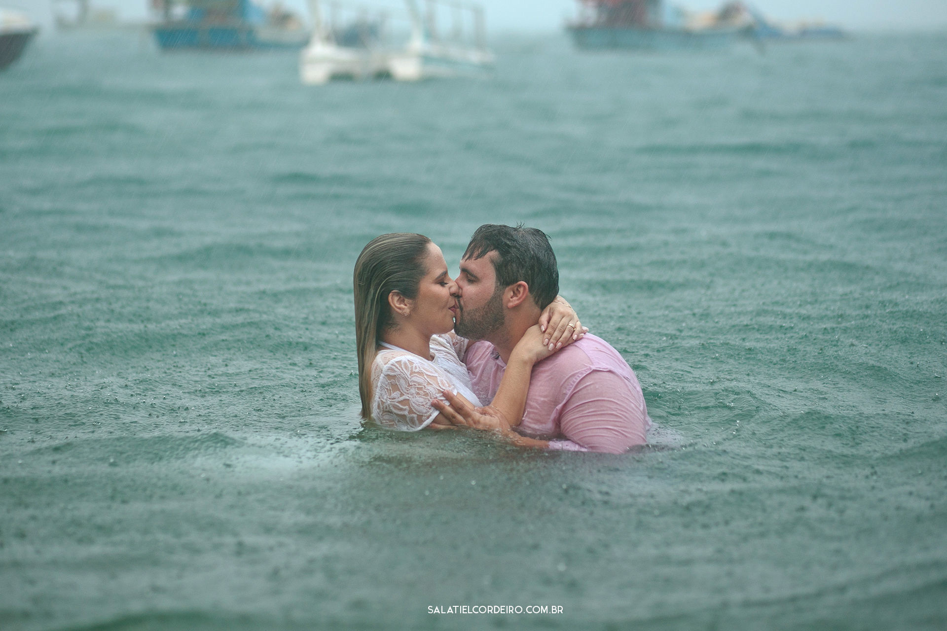 Foto Pré casamento na praia e na chuva | Larissa + Cristiano Foto Pré casamento na praia e na chuva | Larissa + Cristiano - Imagem 25