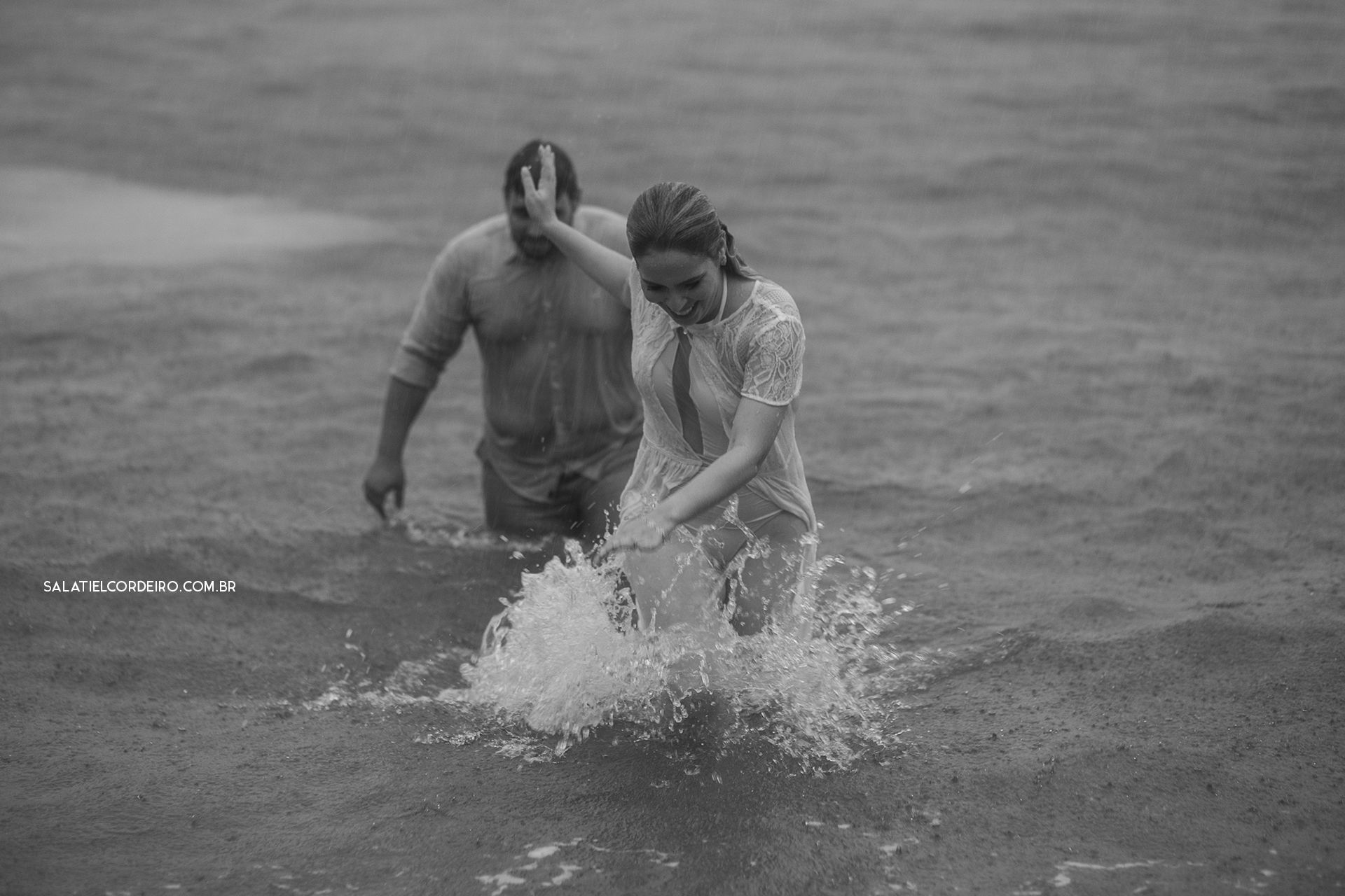 Foto Pré casamento na praia e na chuva | Larissa + Cristiano Foto Pré casamento na praia e na chuva | Larissa + Cristiano - Imagem 26