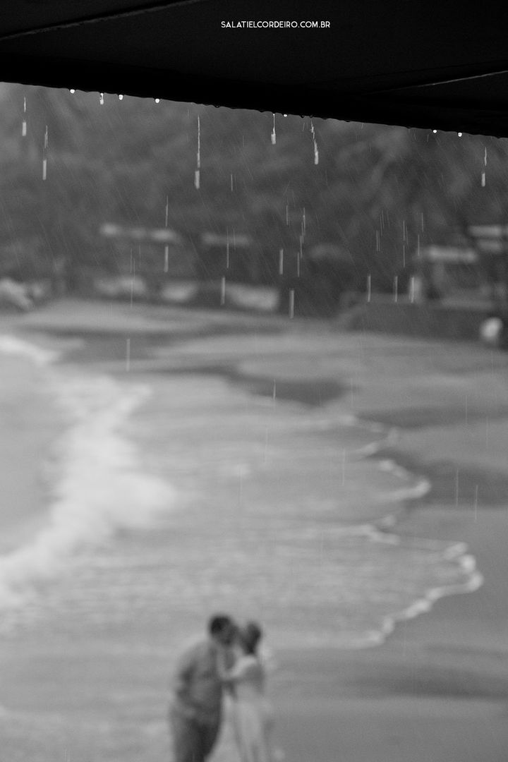 Foto Pré casamento na praia e na chuva | Larissa + Cristiano Foto Pré casamento na praia e na chuva | Larissa + Cristiano - Imagem 28