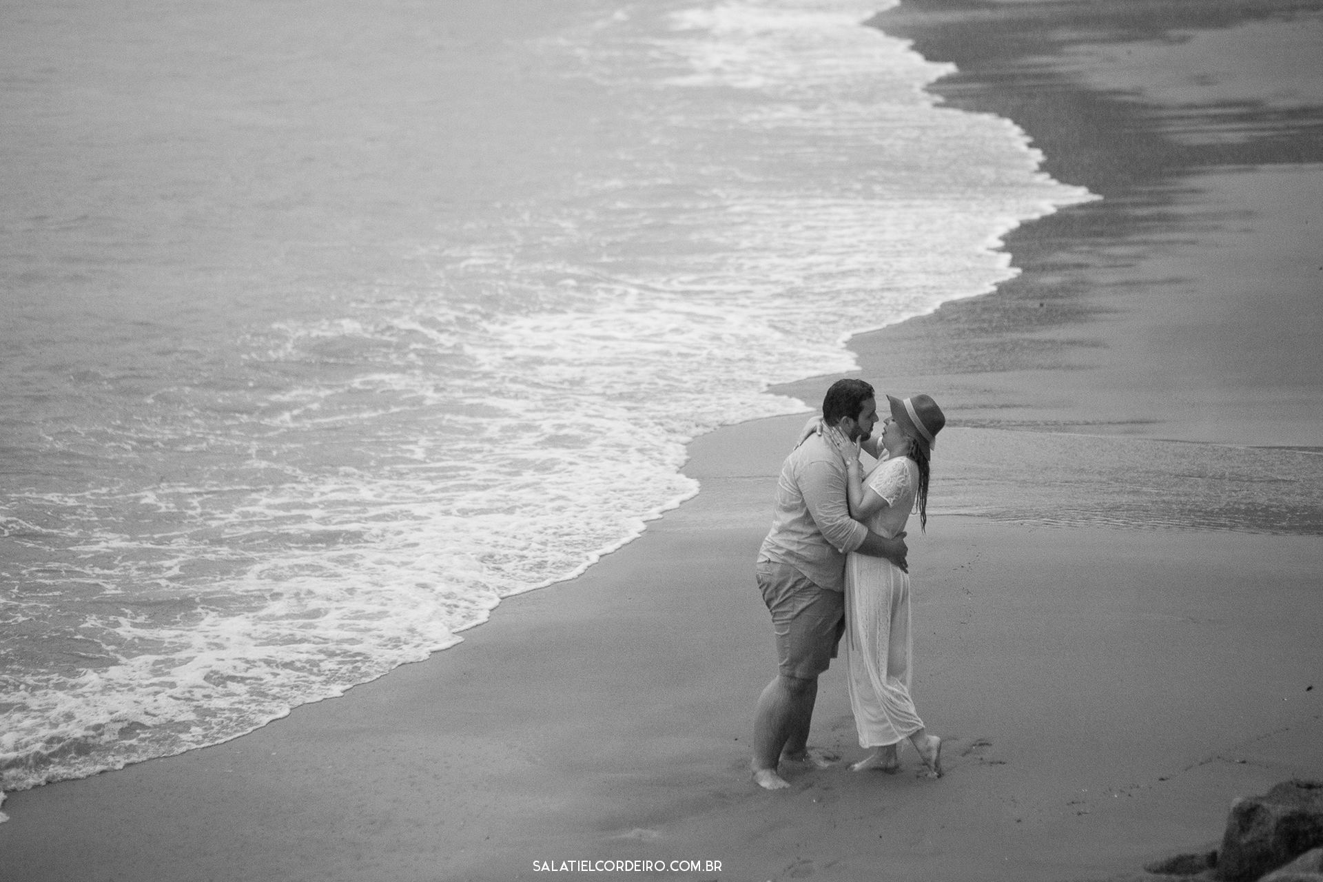 Foto Pré casamento na praia e na chuva | Larissa + Cristiano Foto Pré casamento na praia e na chuva | Larissa + Cristiano - Imagem 29