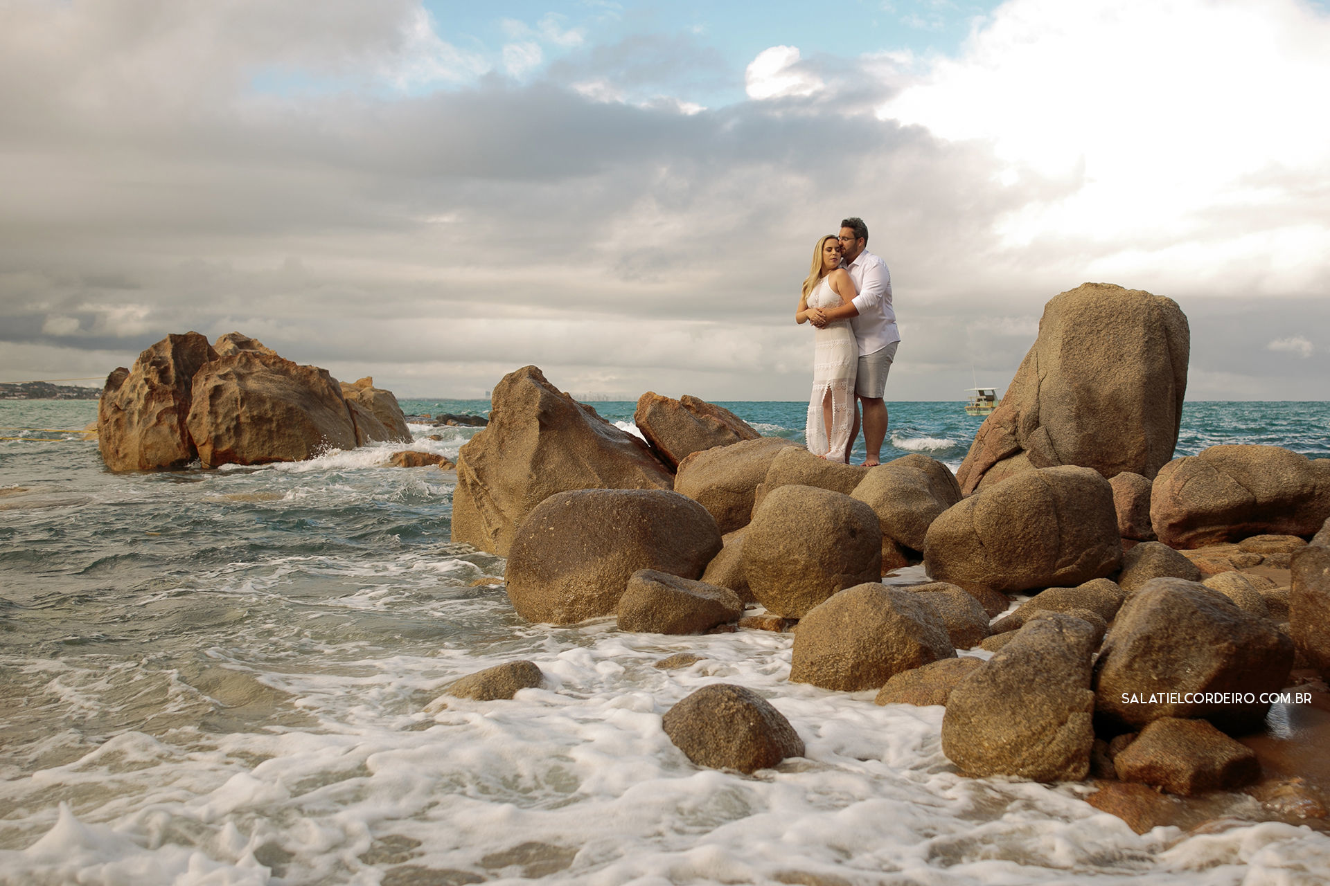 Foto Pré casamento na praia e na chuva | Larissa + Cristiano Foto Pré casamento na praia e na chuva | Larissa + Cristiano - Imagem 1