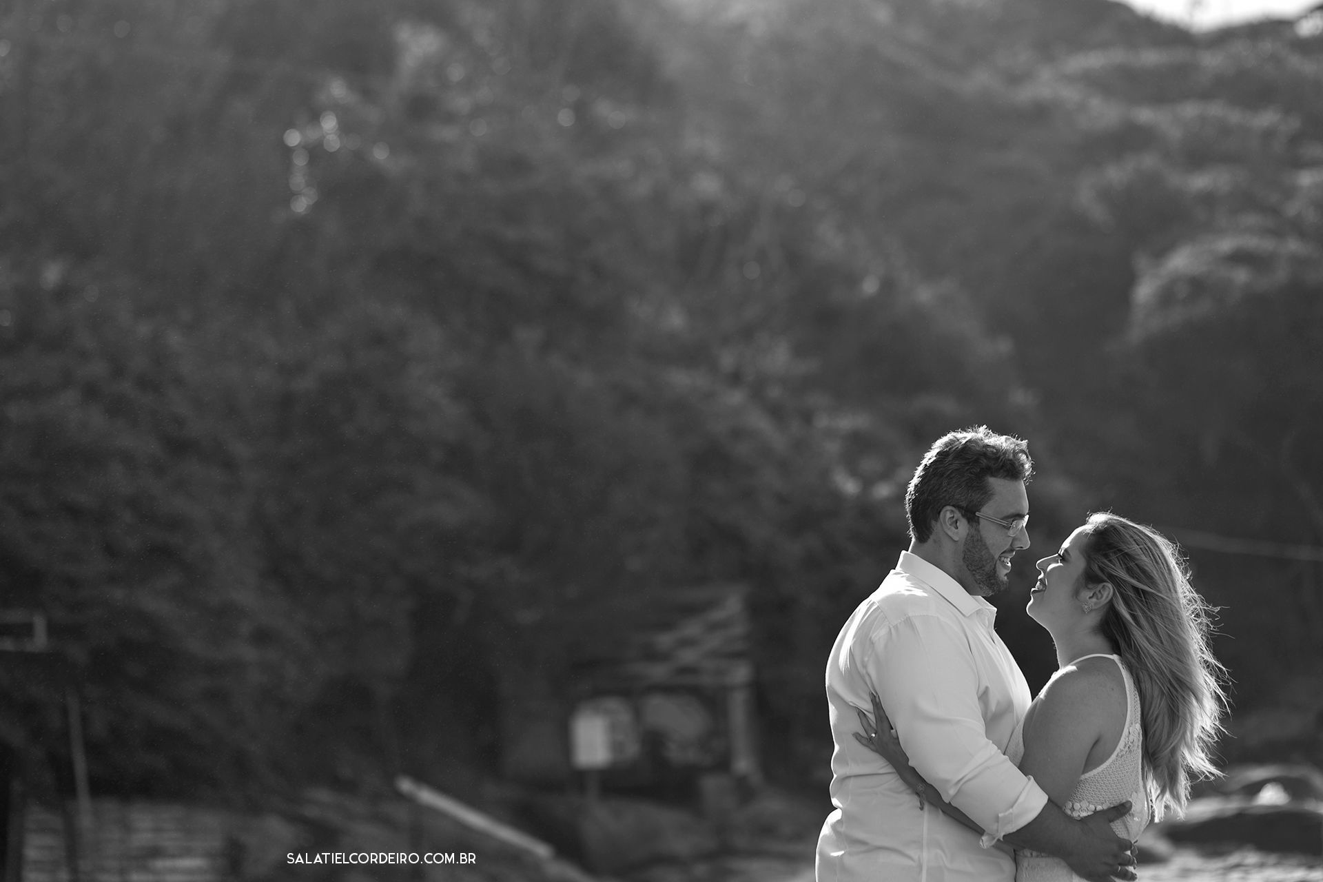 Foto Pré casamento na praia e na chuva | Larissa + Cristiano Foto Pré casamento na praia e na chuva | Larissa + Cristiano - Imagem 2
