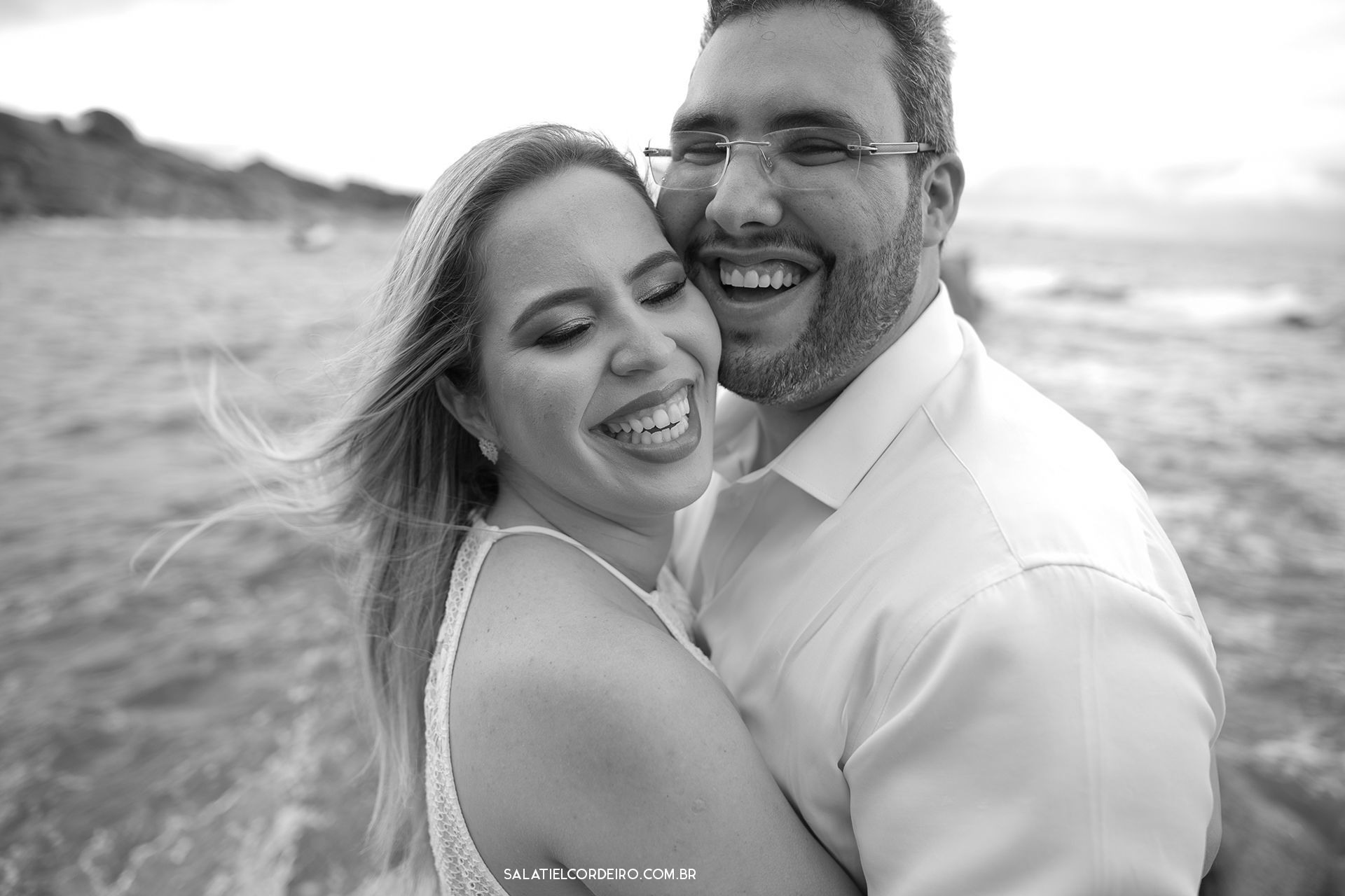 Foto Pré casamento na praia e na chuva | Larissa + Cristiano Foto Pré casamento na praia e na chuva | Larissa + Cristiano - Imagem 6