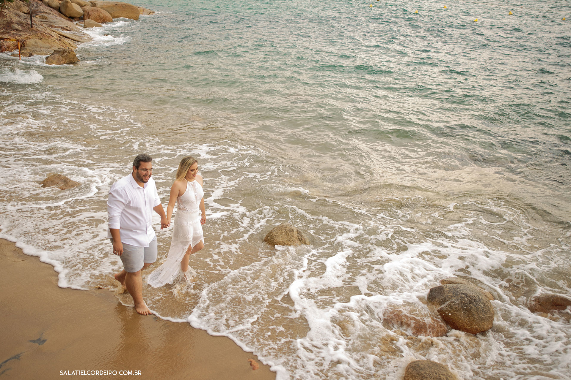 Foto Pré casamento na praia e na chuva | Larissa + Cristiano Foto Pré casamento na praia e na chuva | Larissa + Cristiano - Imagem 7