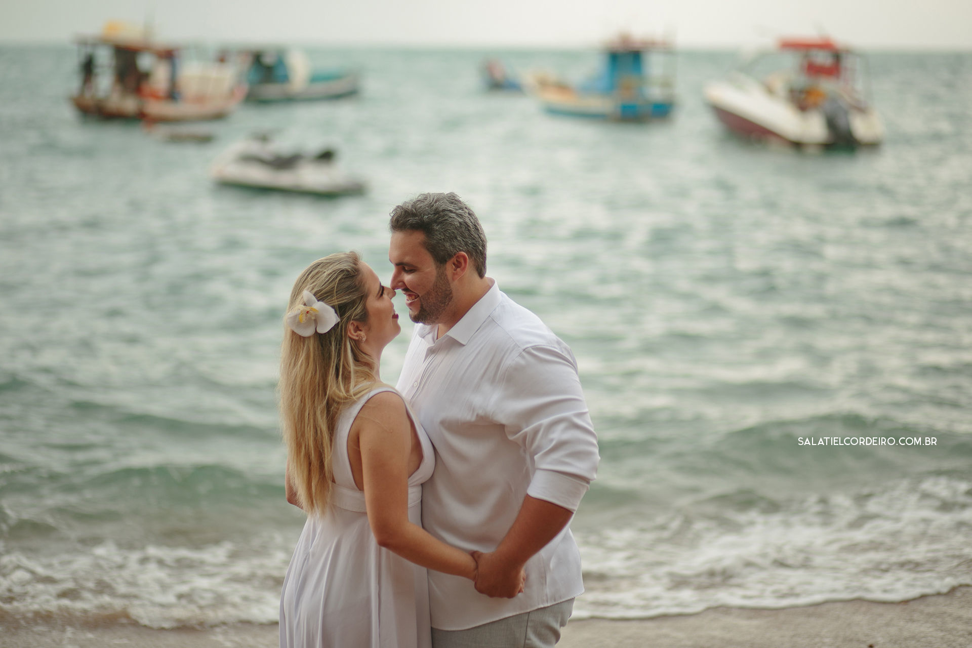 Foto Pré casamento na praia e na chuva | Larissa + Cristiano Foto Pré casamento na praia e na chuva | Larissa + Cristiano - Imagem 10