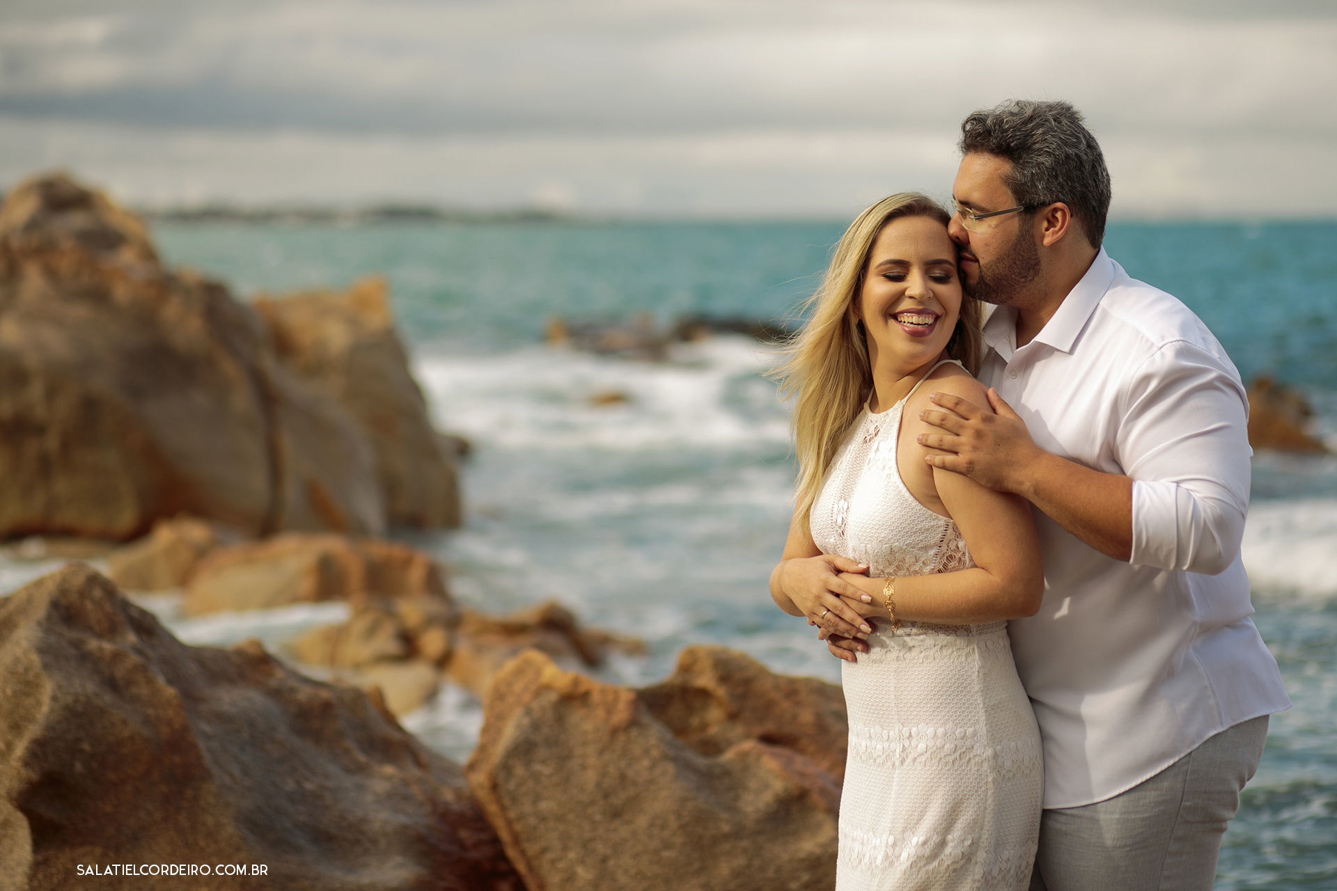 Foto Pré casamento na praia e na chuva | Larissa + Cristiano Foto Pré casamento na praia e na chuva | Larissa + Cristiano - Imagem 0