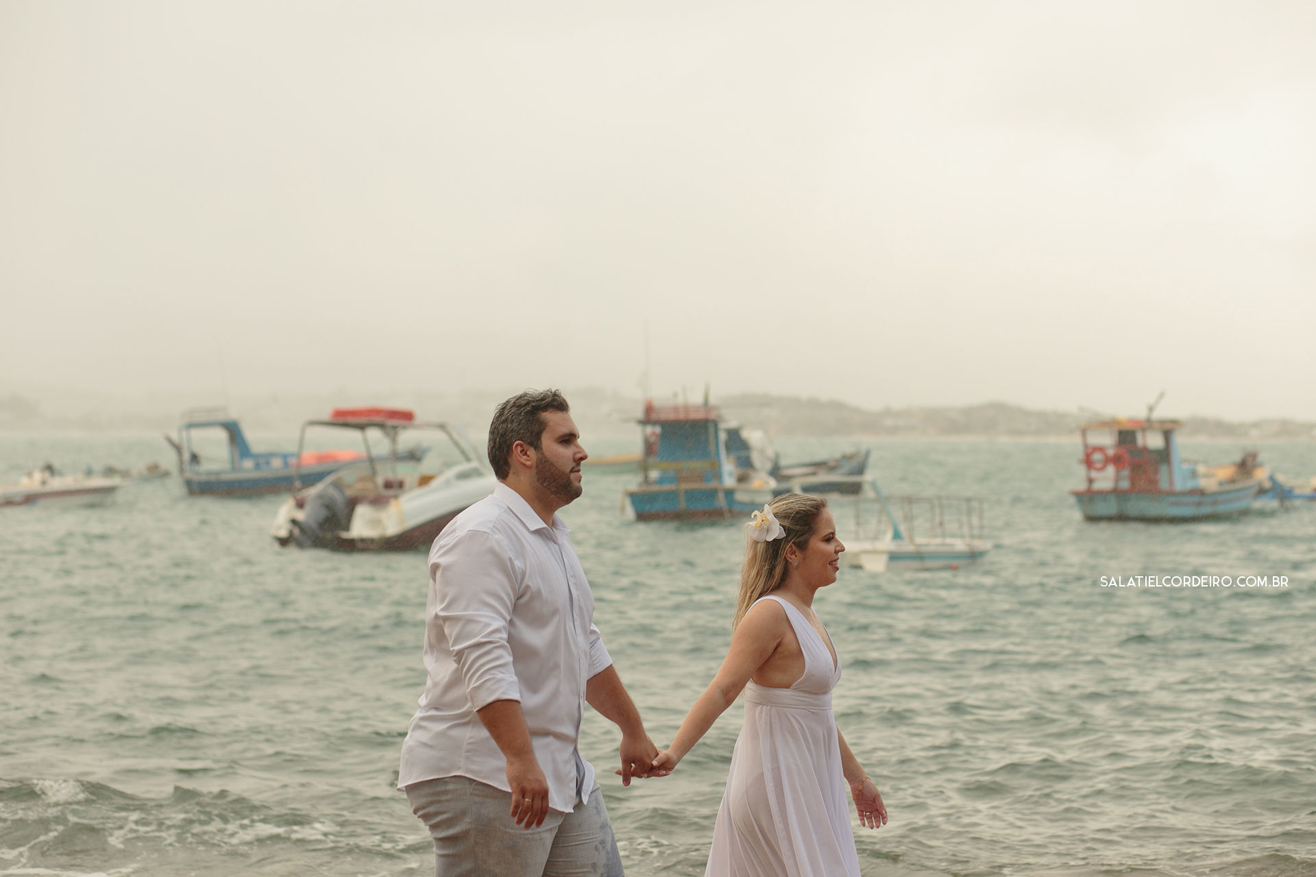 Foto Pré casamento na praia e na chuva | Larissa + Cristiano Foto Pré casamento na praia e na chuva | Larissa + Cristiano - Imagem 17