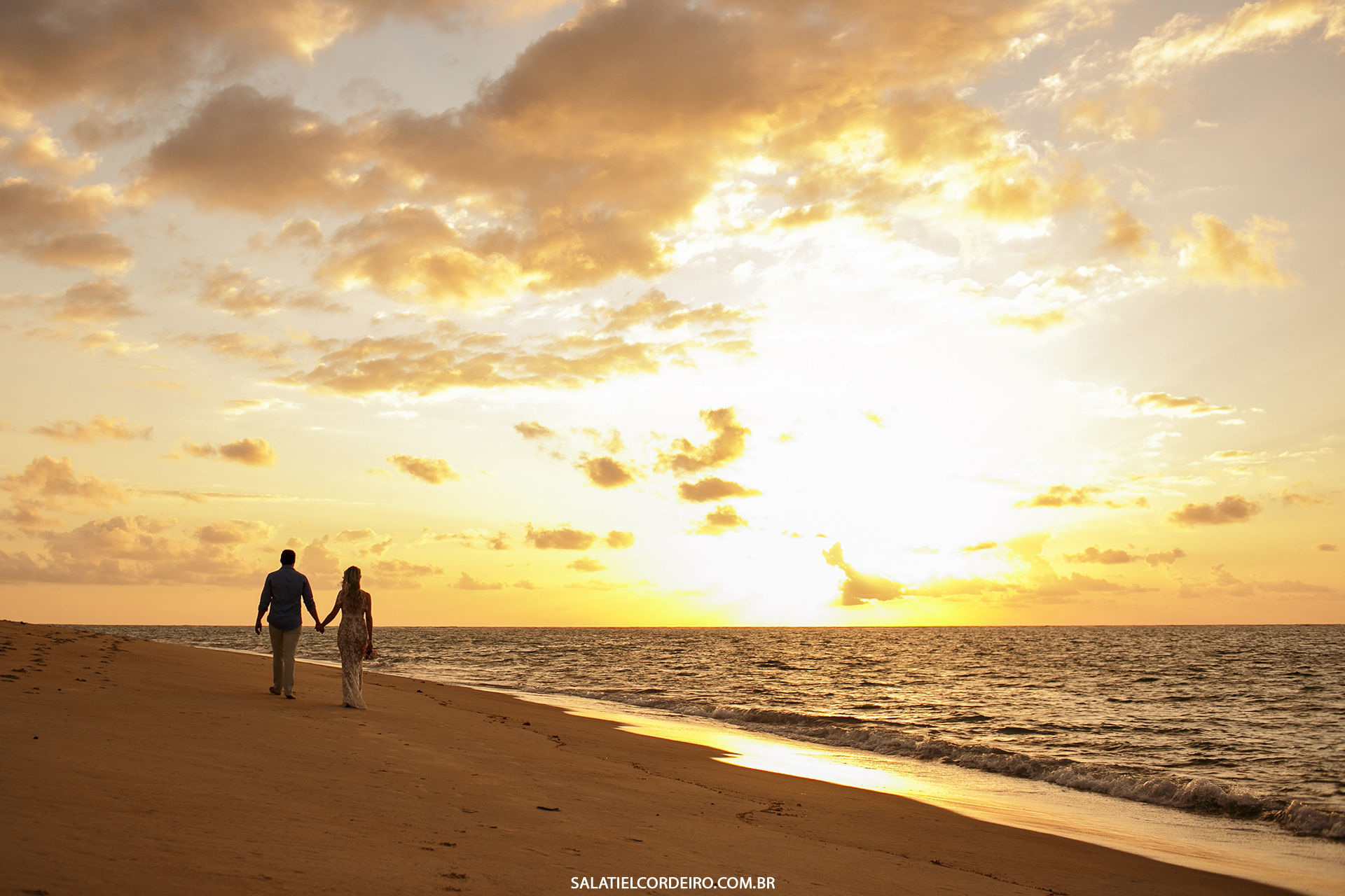 Foto Pré casamento ao nascer do sol na praia de Tamandaré-PE | Wedylla + Samuel Foto Pré casamento ao nascer do sol na praia de Tamandaré-PE | Wedylla + Samuel - Imagem 1