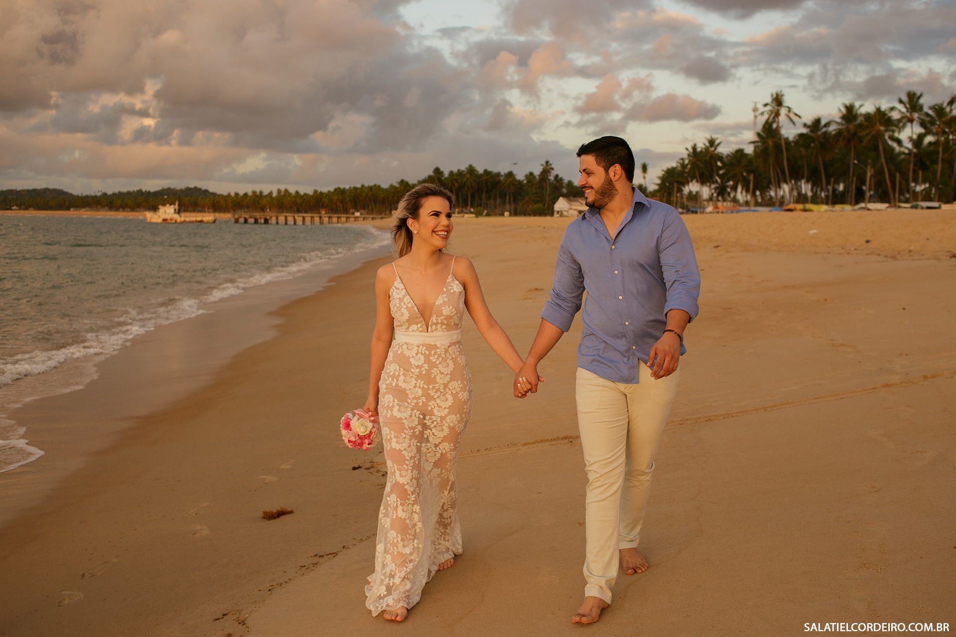 Foto Pré casamento ao nascer do sol na praia de Tamandaré-PE | Wedylla + Samuel Foto Pré casamento ao nascer do sol na praia de Tamandaré-PE | Wedylla + Samuel - Imagem 0
