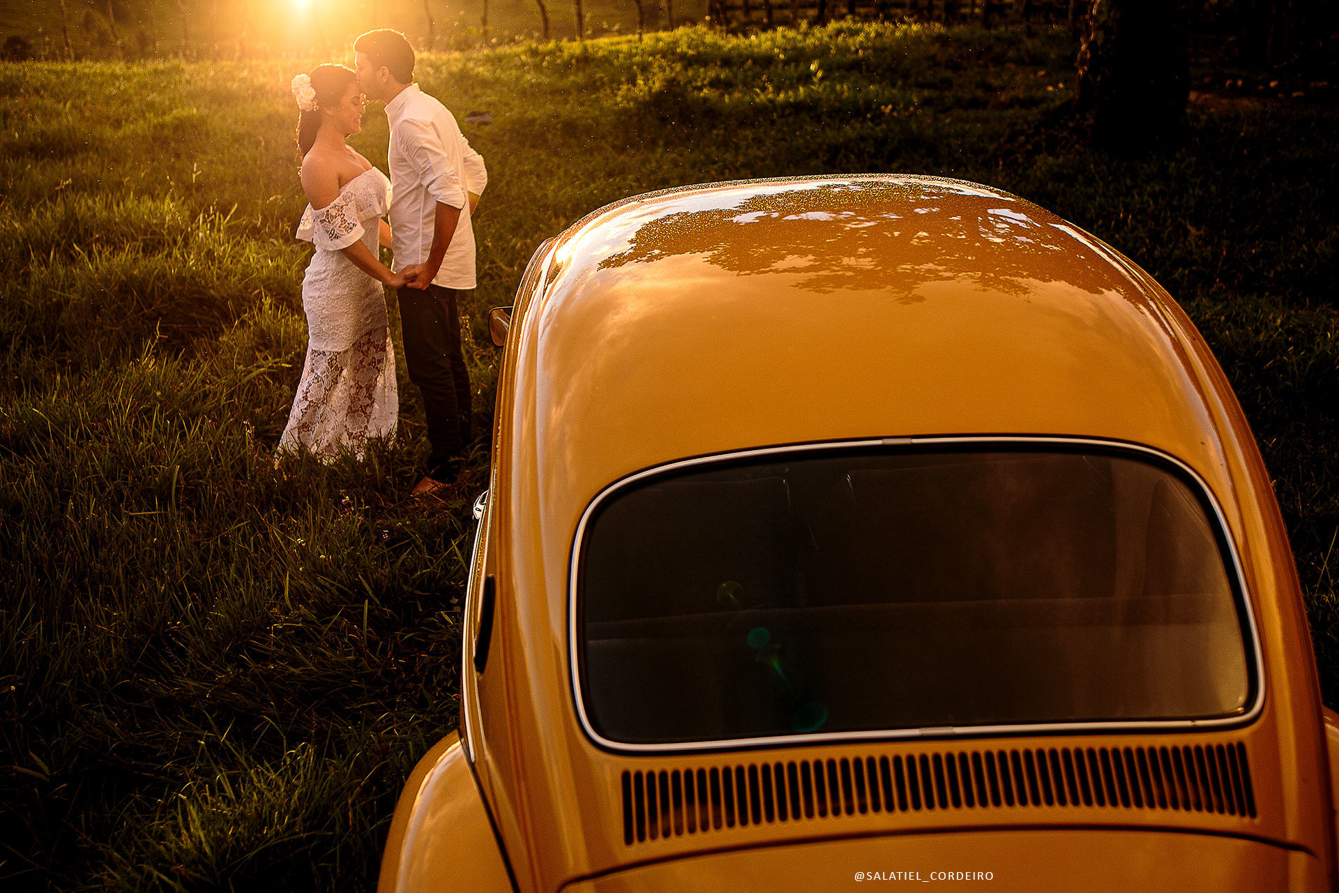 Foto Pré Wedding com Fusca amarelo da Tamires e do Alan no campo Foto Pré Wedding com Fusca amarelo da Tamires e do Alan no campo - Imagem 15