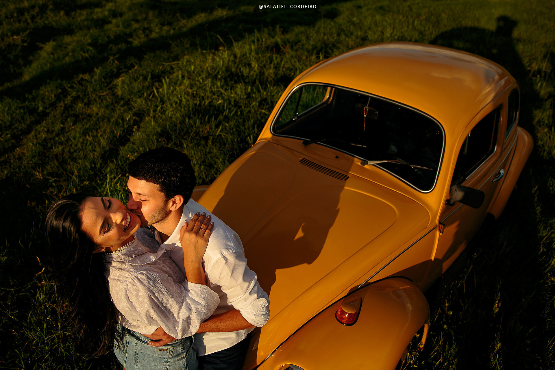 Foto Pré Wedding com Fusca amarelo da Tamires e do Alan no campo Foto Pré Wedding com Fusca amarelo da Tamires e do Alan no campo - Imagem 5