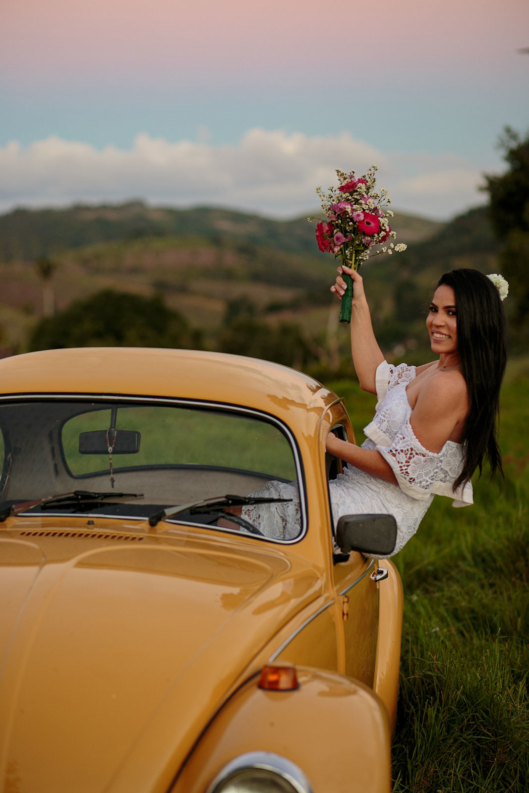 Foto Pré Wedding com Fusca amarelo da Tamires e do Alan no campo Foto Pré Wedding com Fusca amarelo da Tamires e do Alan no campo - Imagem 29