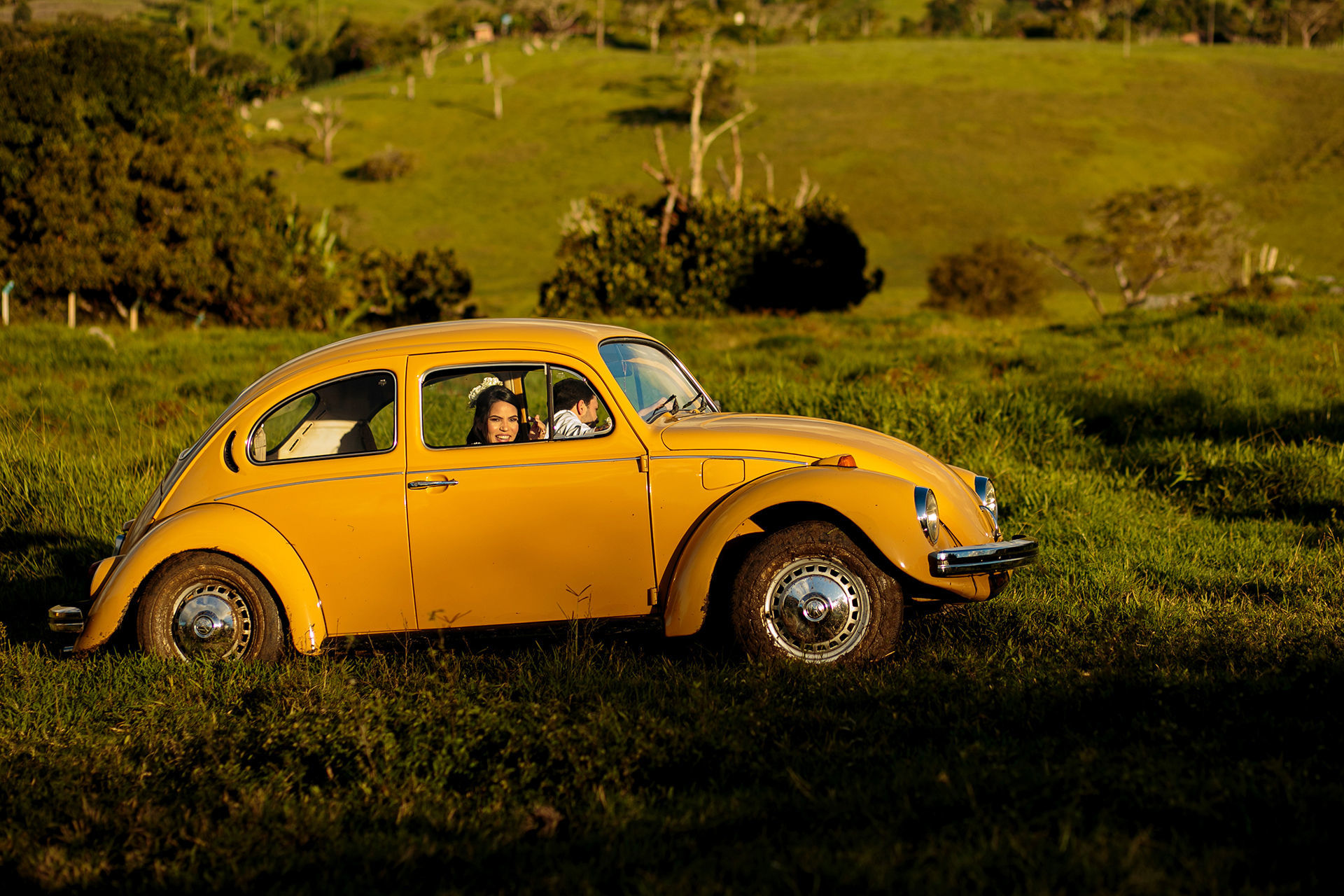 Foto Pré Wedding com Fusca amarelo da Tamires e do Alan no campo Foto Pré Wedding com Fusca amarelo da Tamires e do Alan no campo - Imagem 0