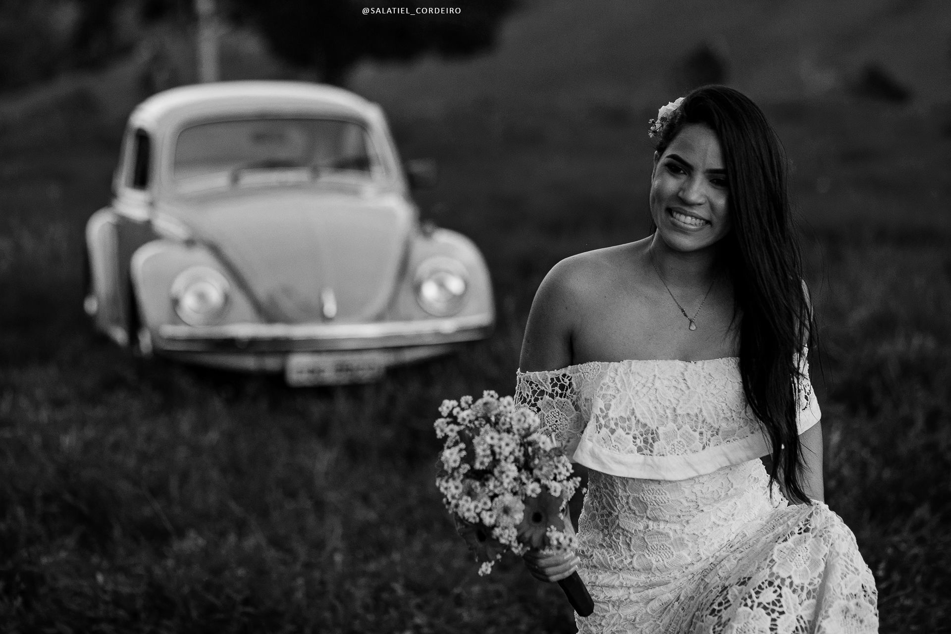 Foto Pré Wedding com Fusca amarelo da Tamires e do Alan no campo Foto Pré Wedding com Fusca amarelo da Tamires e do Alan no campo - Imagem 23