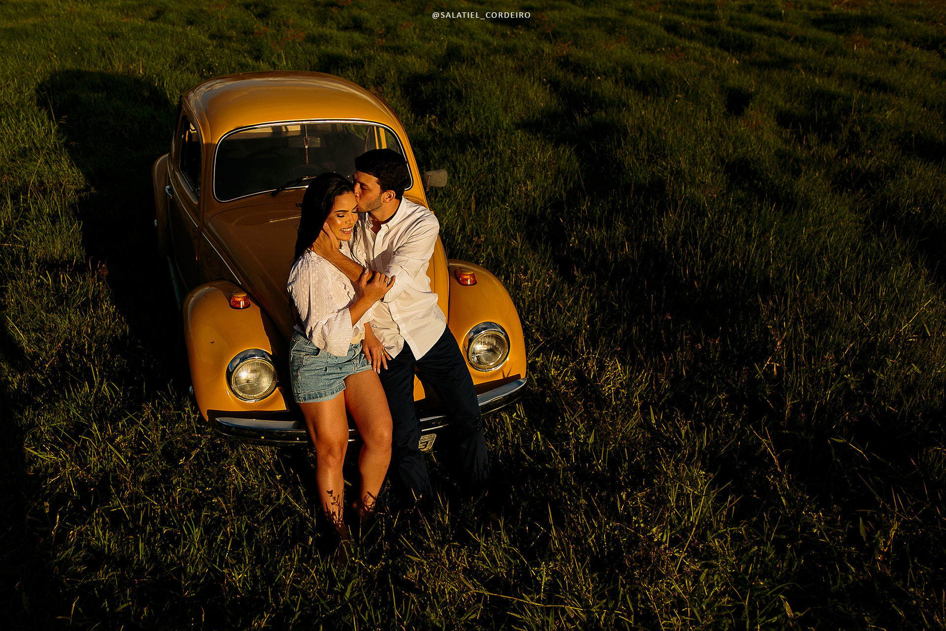 Foto Pré Wedding com Fusca amarelo da Tamires e do Alan no campo Foto Pré Wedding com Fusca amarelo da Tamires e do Alan no campo - Imagem 4