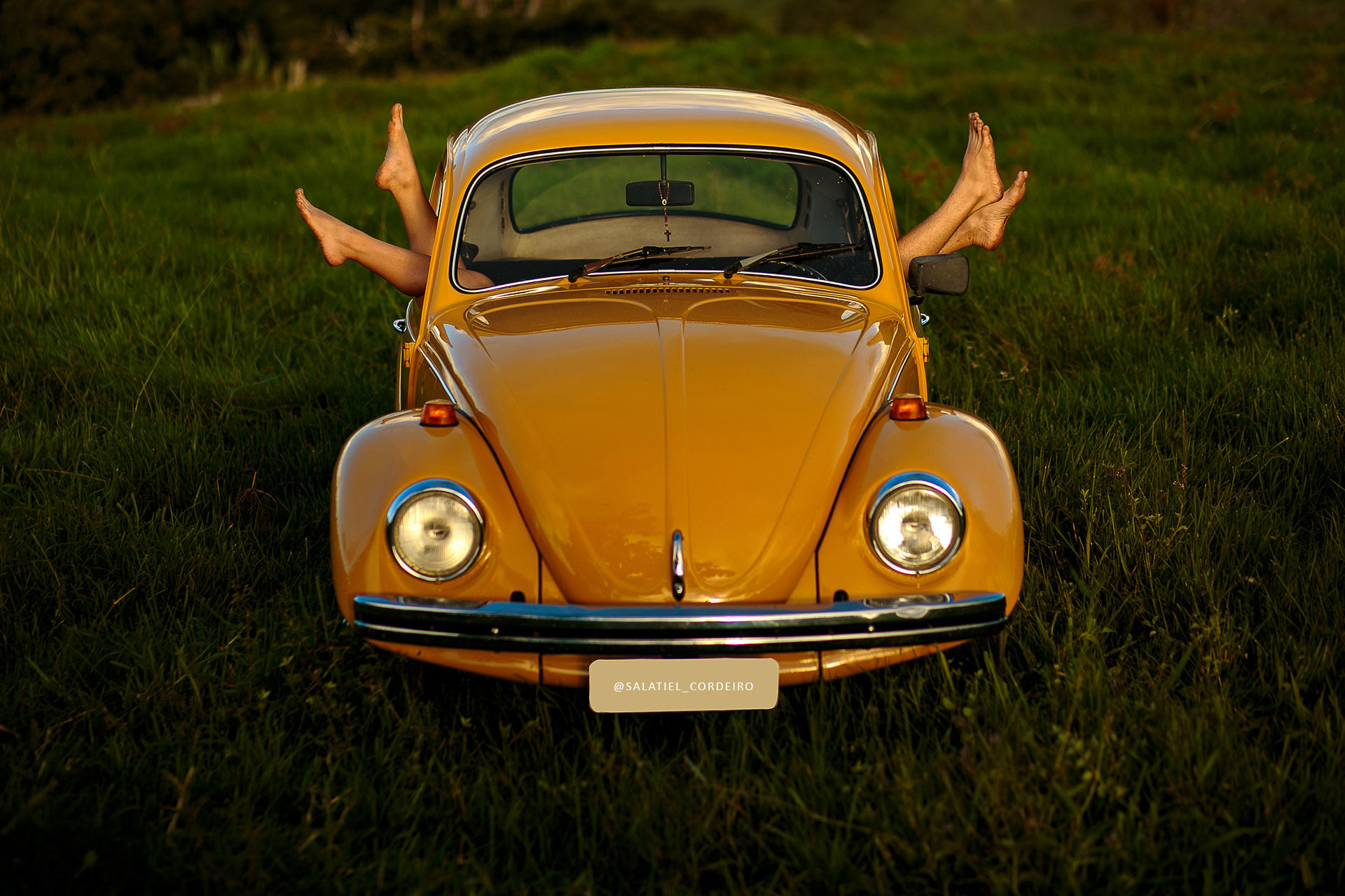 Foto Pré Wedding com Fusca amarelo da Tamires e do Alan no campo Foto Pré Wedding com Fusca amarelo da Tamires e do Alan no campo - Imagem 6