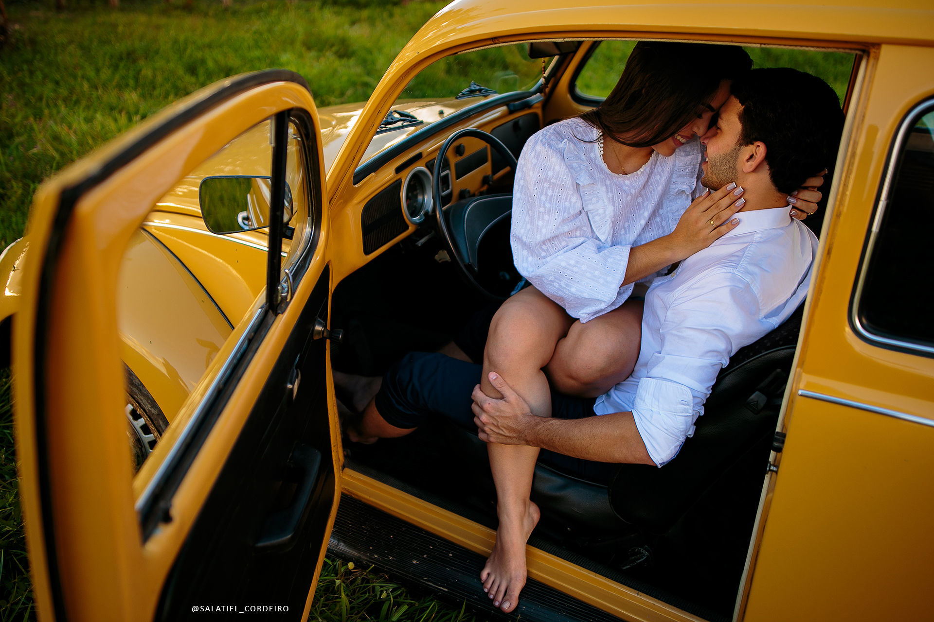 Foto Pré Wedding com Fusca amarelo da Tamires e do Alan no campo Foto Pré Wedding com Fusca amarelo da Tamires e do Alan no campo - Imagem 8