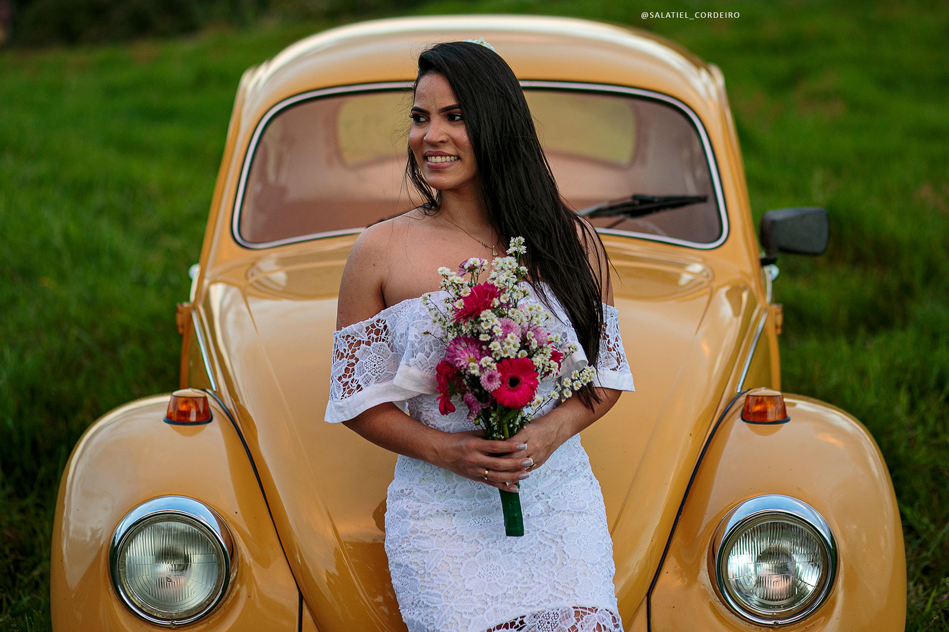 Foto Pré Wedding com Fusca amarelo da Tamires e do Alan no campo Foto Pré Wedding com Fusca amarelo da Tamires e do Alan no campo - Imagem 22