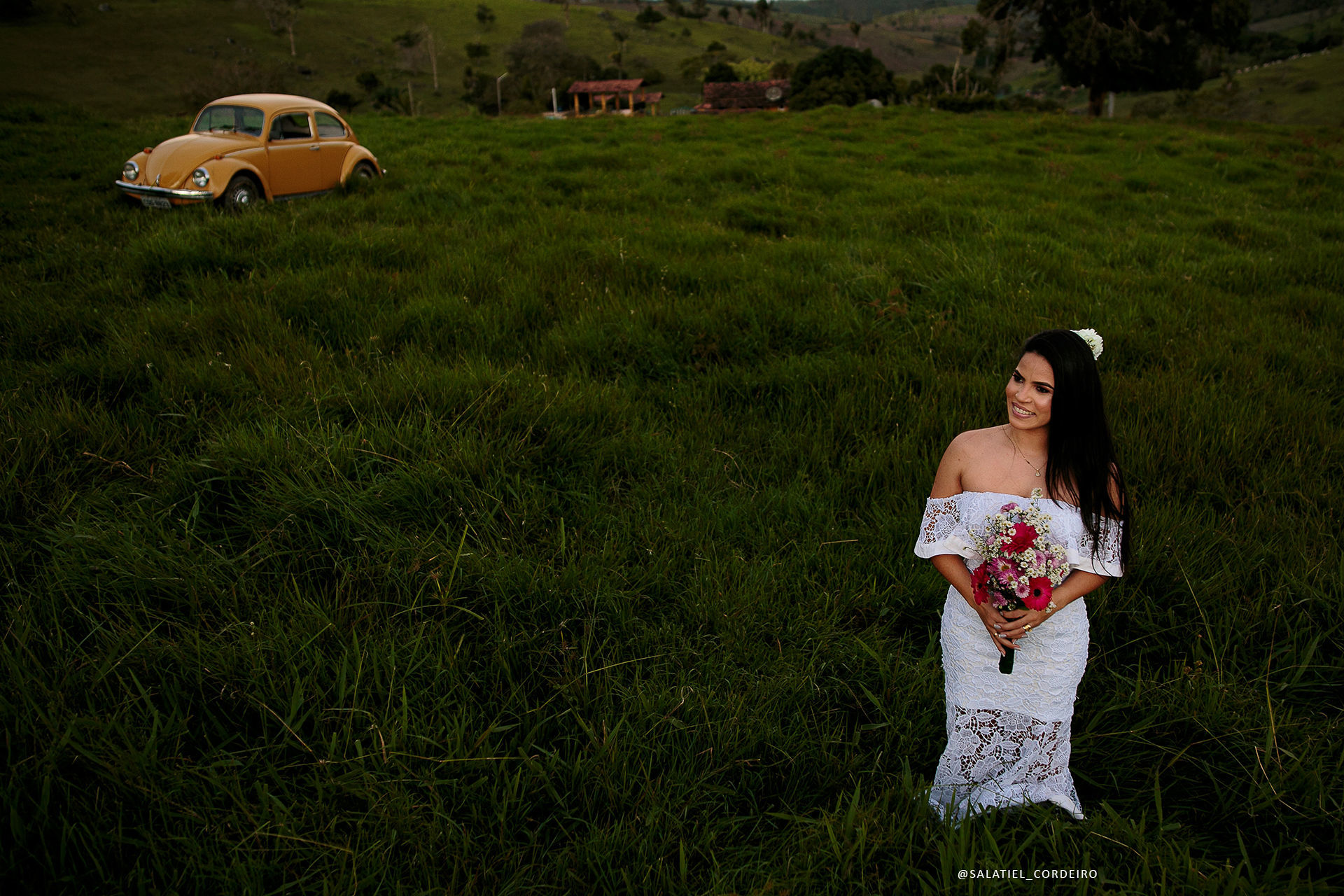 Foto Pré Wedding com Fusca amarelo da Tamires e do Alan no campo Foto Pré Wedding com Fusca amarelo da Tamires e do Alan no campo - Imagem 27