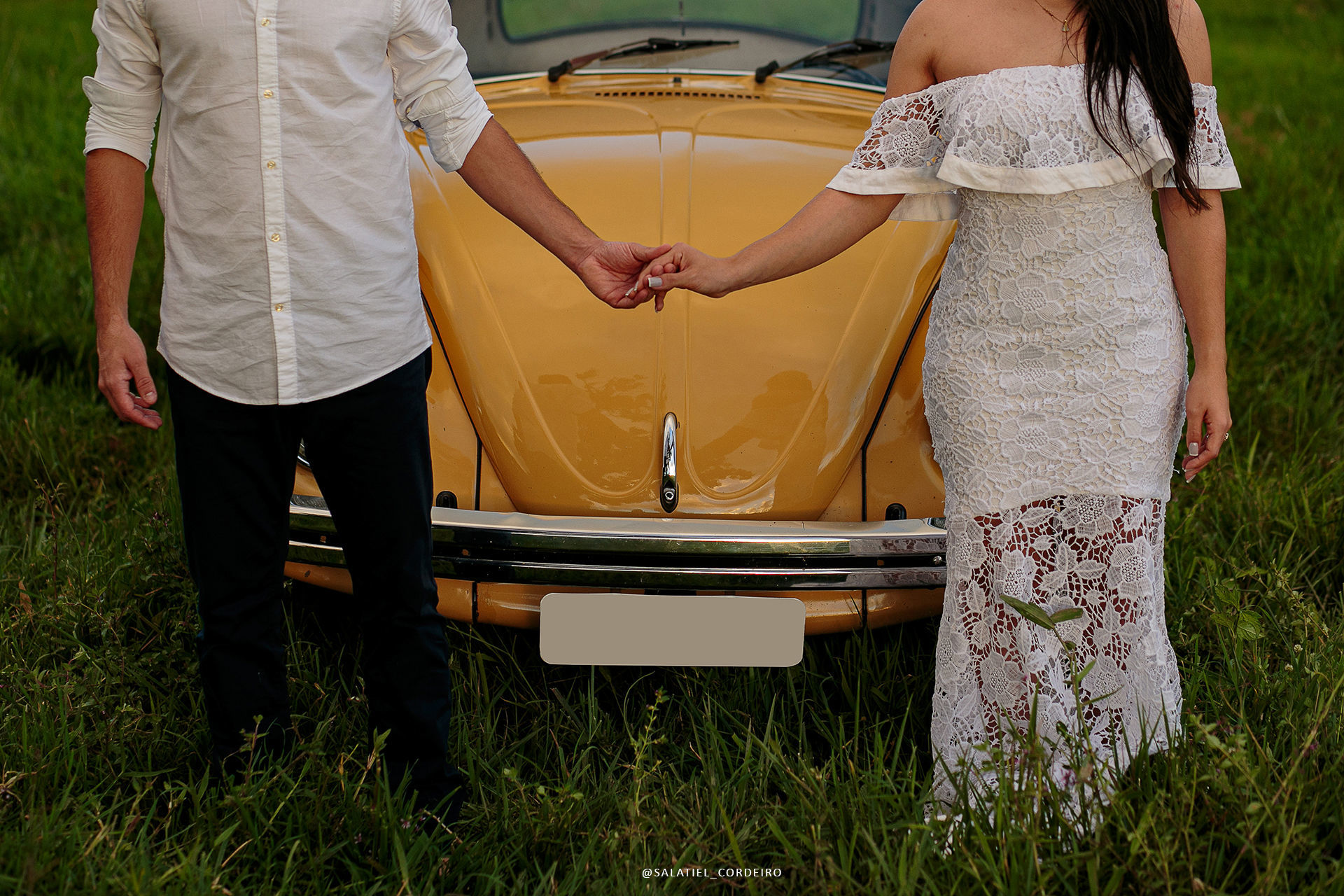 Foto Pré Wedding com Fusca amarelo da Tamires e do Alan no campo Foto Pré Wedding com Fusca amarelo da Tamires e do Alan no campo - Imagem 17