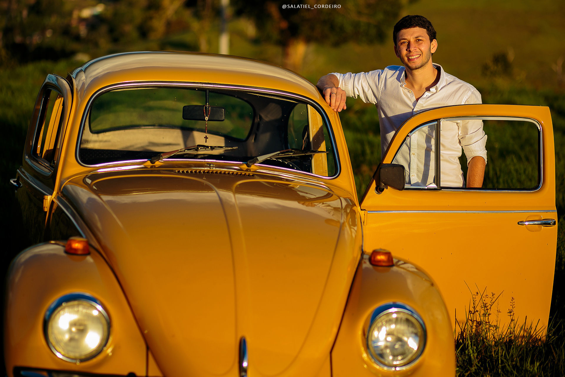 Foto Pré Wedding com Fusca amarelo da Tamires e do Alan no campo Foto Pré Wedding com Fusca amarelo da Tamires e do Alan no campo - Imagem 10