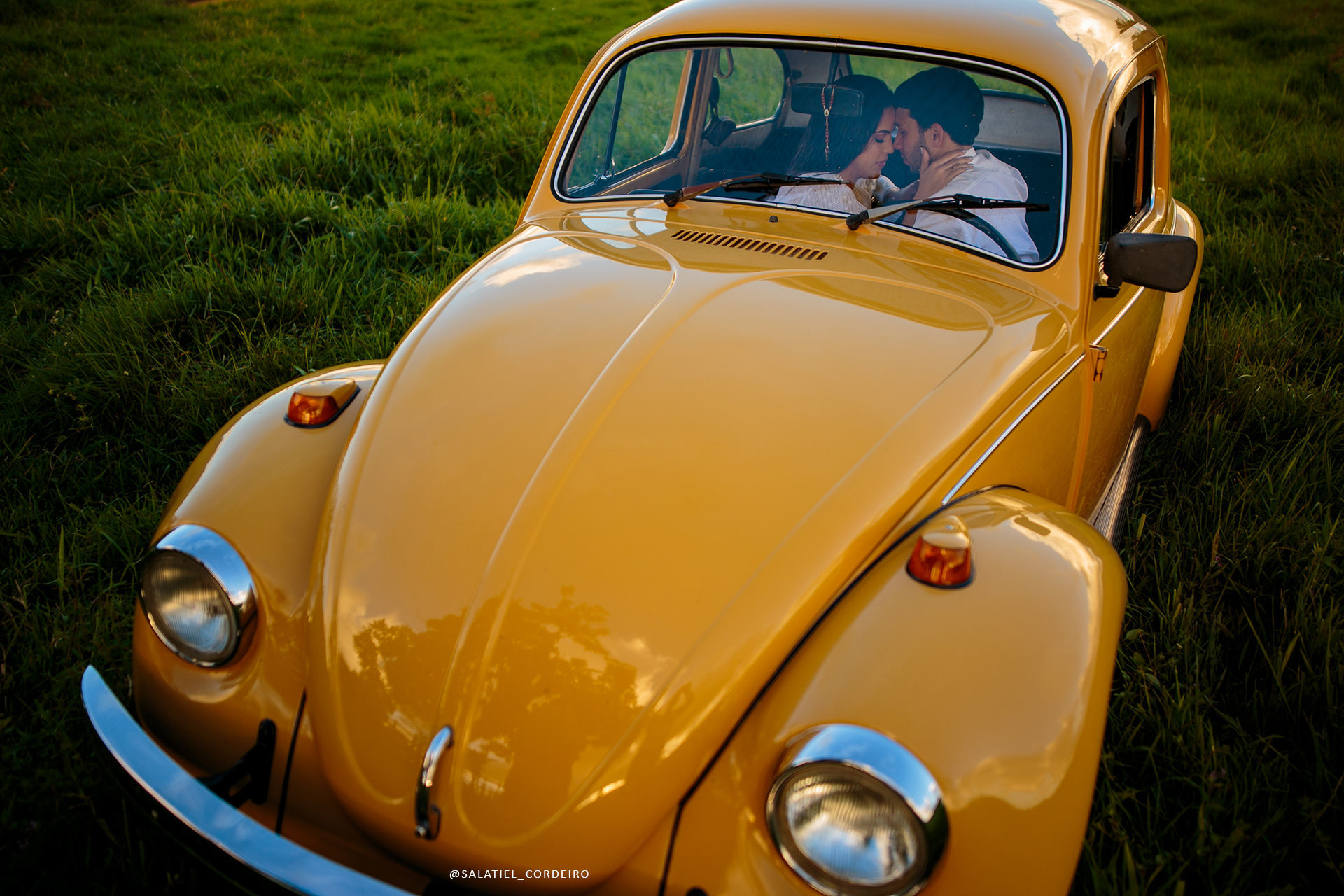 Foto Pré Wedding com Fusca amarelo da Tamires e do Alan no campo Foto Pré Wedding com Fusca amarelo da Tamires e do Alan no campo - Imagem 7