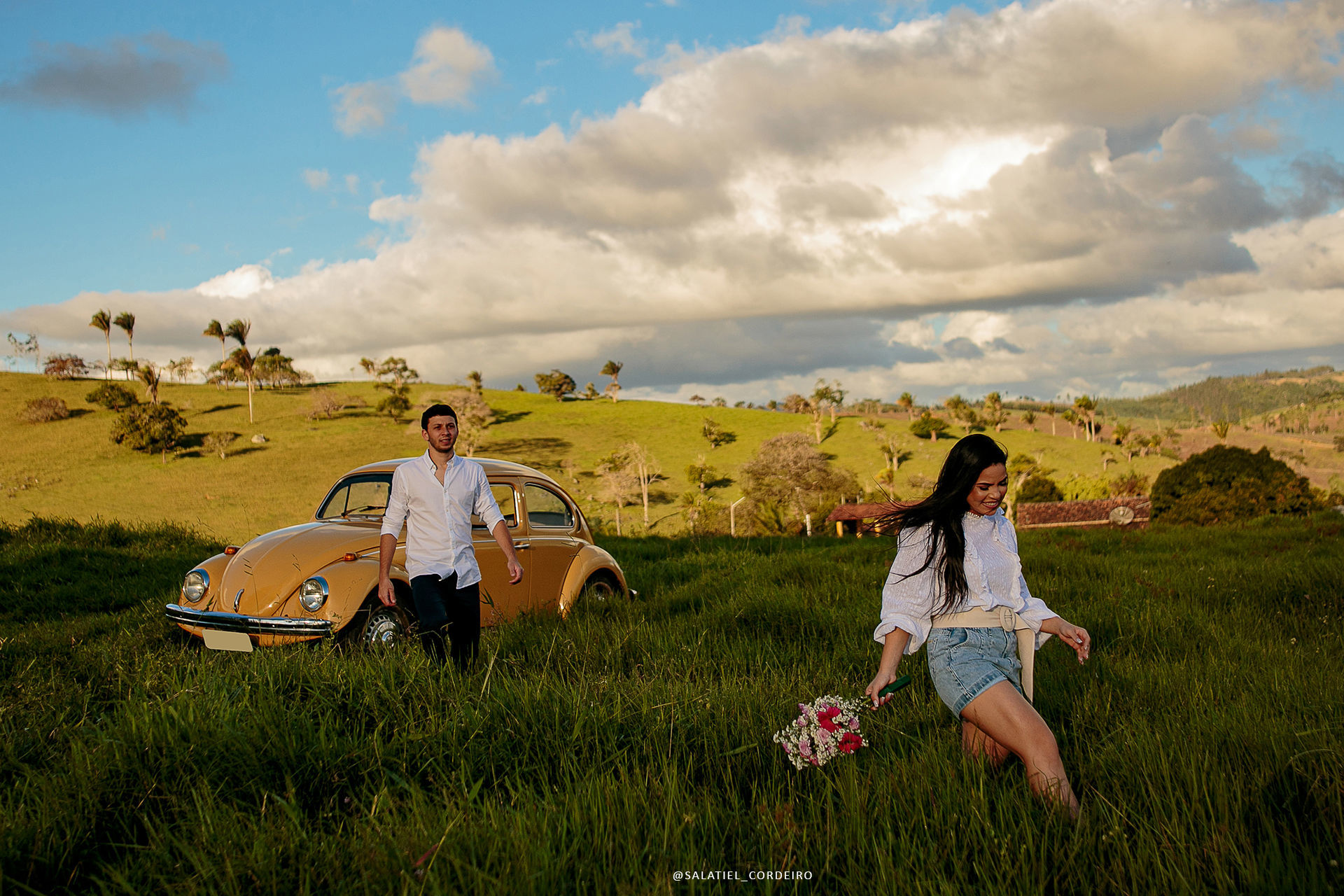 Foto Pré Wedding com Fusca amarelo da Tamires e do Alan no campo Foto Pré Wedding com Fusca amarelo da Tamires e do Alan no campo - Imagem 2