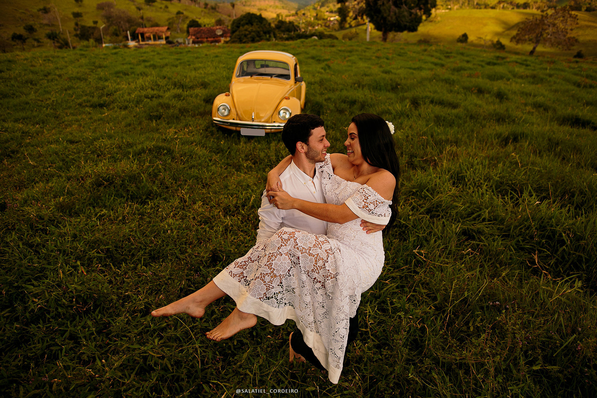 Foto Pré Wedding com Fusca amarelo da Tamires e do Alan no campo Foto Pré Wedding com Fusca amarelo da Tamires e do Alan no campo - Imagem 14