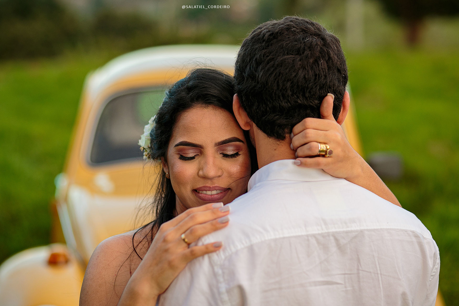 Foto Pré Wedding com Fusca amarelo da Tamires e do Alan no campo Foto Pré Wedding com Fusca amarelo da Tamires e do Alan no campo - Imagem 20