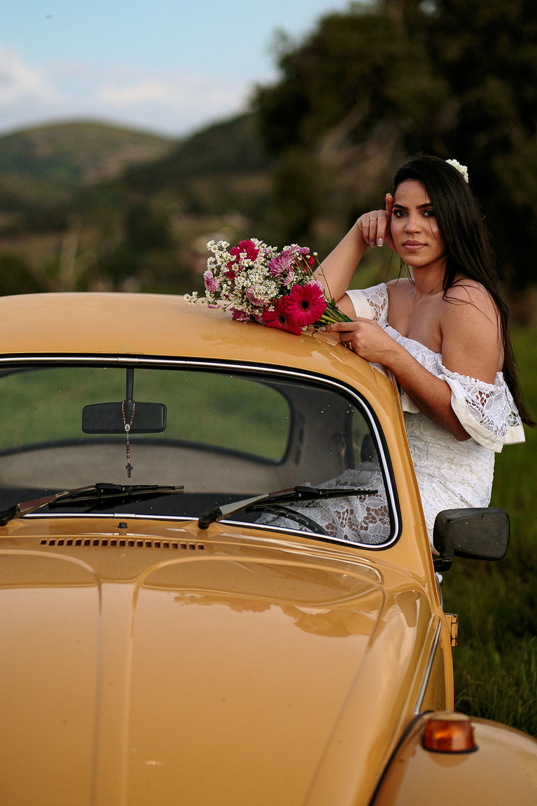Foto Pré Wedding com Fusca amarelo da Tamires e do Alan no campo Foto Pré Wedding com Fusca amarelo da Tamires e do Alan no campo - Imagem 30