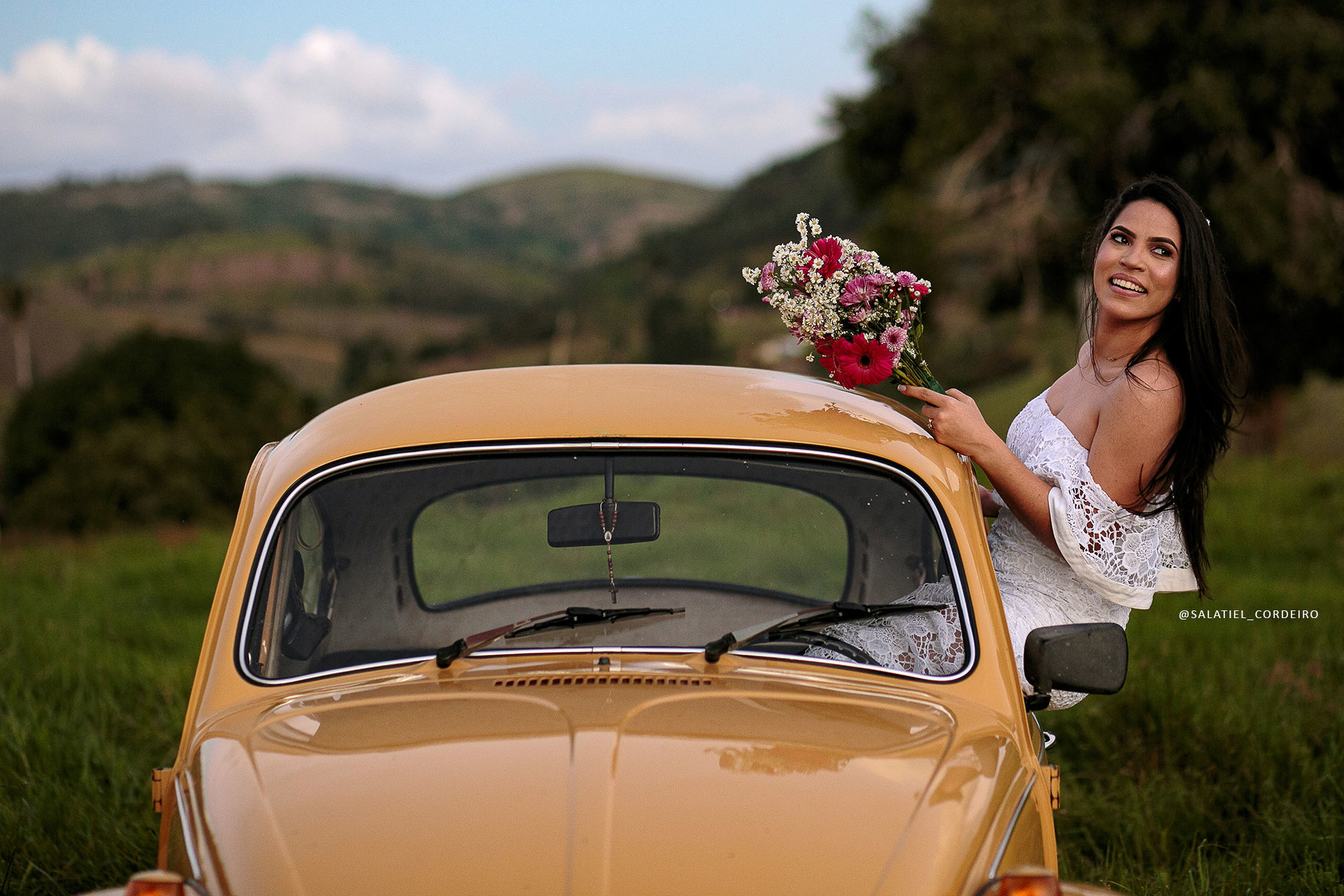 Foto Pré Wedding com Fusca amarelo da Tamires e do Alan no campo Foto Pré Wedding com Fusca amarelo da Tamires e do Alan no campo - Imagem 31