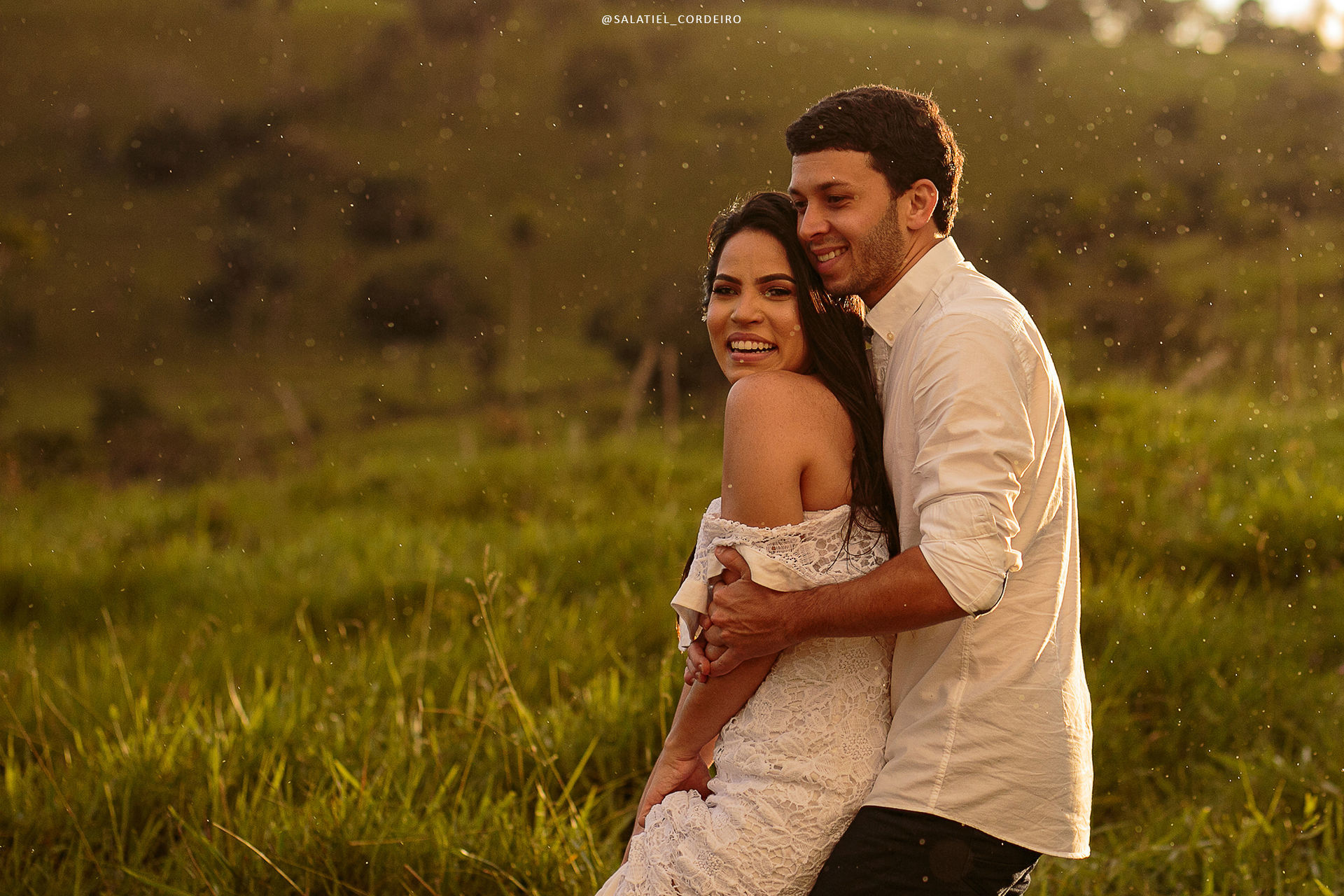 Foto Pré Wedding com Fusca amarelo da Tamires e do Alan no campo Foto Pré Wedding com Fusca amarelo da Tamires e do Alan no campo - Imagem 13