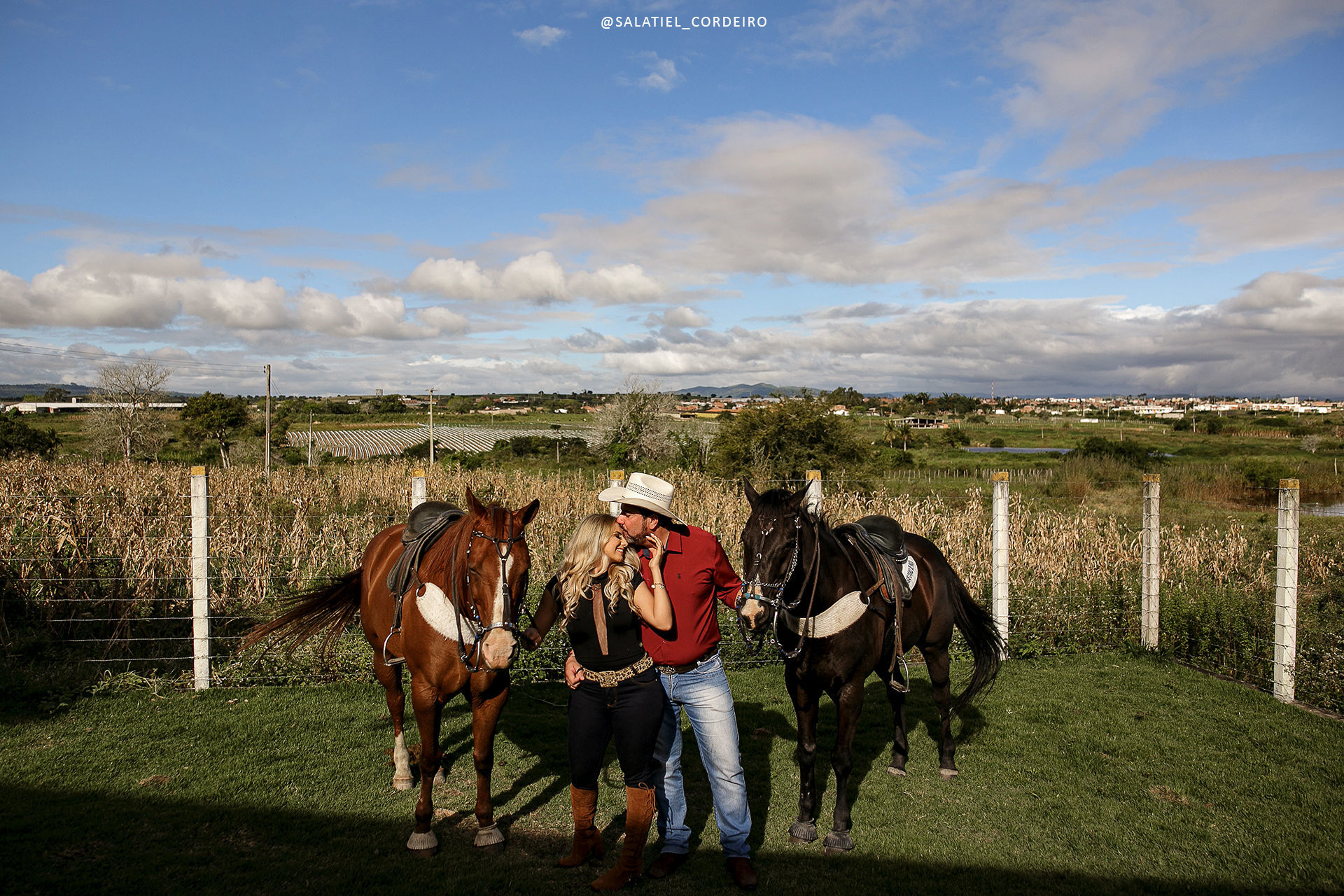 Foto Ensaio pré casamento com cavalos em Caruaru da Lidiane e do Júnior Foto Ensaio pré casamento com cavalos em Caruaru da Lidiane e do Júnior - Imagem 3