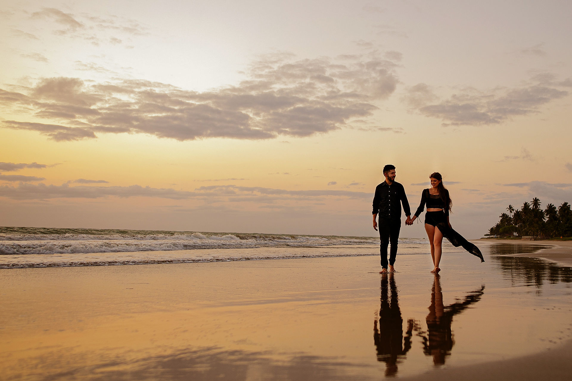 Foto Ensaio de casal de preto na praia | Amanda e Adson Foto Ensaio de casal de preto na praia | Amanda e Adson - Imagem 11
