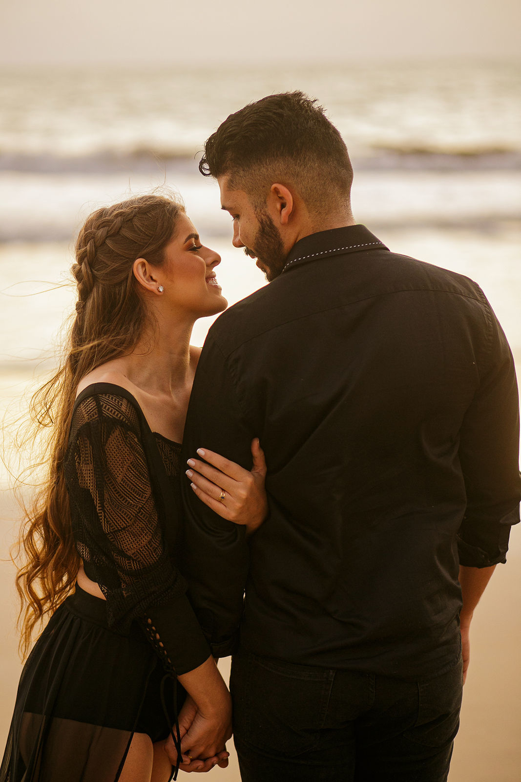 Foto Ensaio de casal de preto na praia | Amanda e Adson Foto Ensaio de casal de preto na praia | Amanda e Adson - Imagem 10