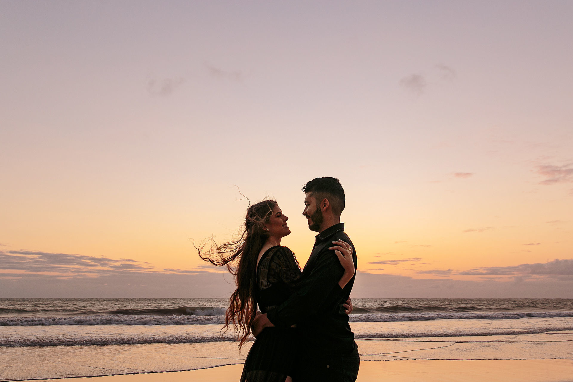 Foto Ensaio de casal de preto na praia | Amanda e Adson Foto Ensaio de casal de preto na praia | Amanda e Adson - Imagem 13