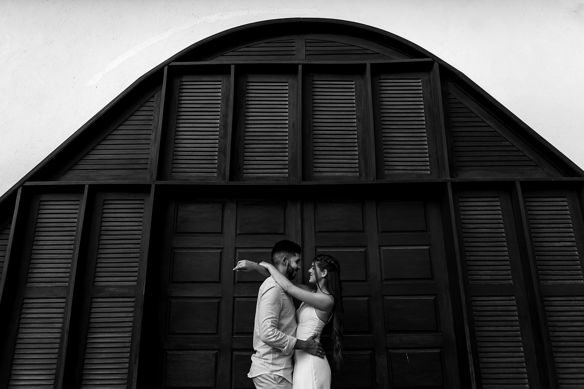 Foto Ensaio de casal de preto na praia | Amanda e Adson Foto Ensaio de casal de preto na praia | Amanda e Adson - Imagem 7
