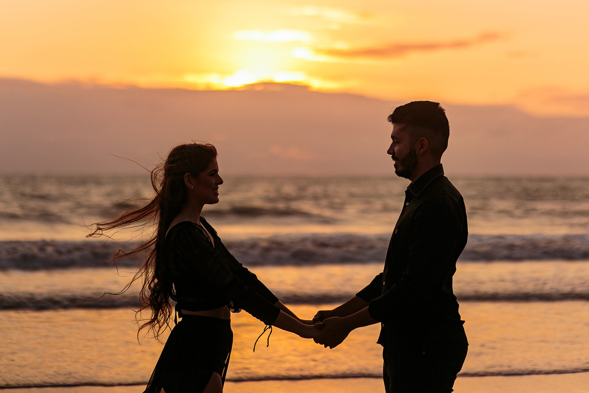 Foto Ensaio de casal de preto na praia | Amanda e Adson Foto Ensaio de casal de preto na praia | Amanda e Adson - Imagem 18